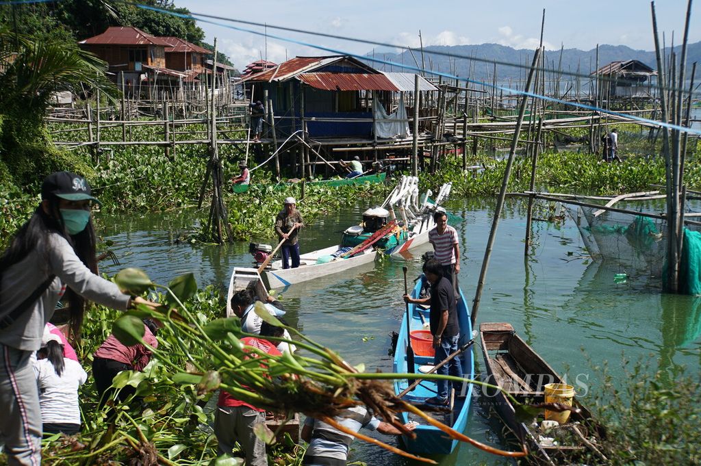 Warga bekerja bakti membersihkan Danau Tondano dari eceng gondok di wilayah Urongo, Tondano Selatan, Kabupaten Minahasa, Sulawesi Utara, pada Jumat (7/2/2020). Dari total 4.278 hektar luas danau, 315,25 hektar telah tertutup eceng gondok.