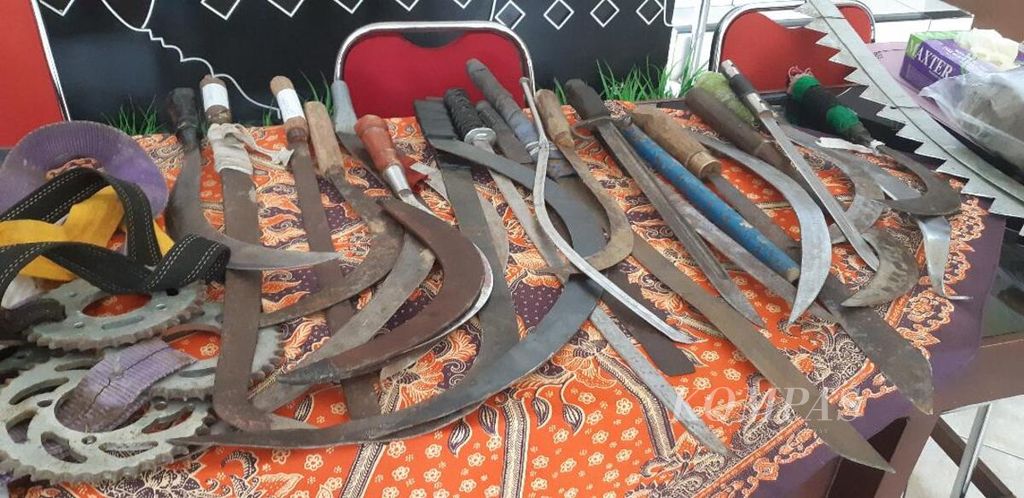 Sebanyak 30 senjata tajam digunakan dalam aksi tawuran pelajar di Desa Mungkid, Kecamatan Mungkid, Kabupaten Magelang, Jawa Tengah, Kamis (31/1/2019).