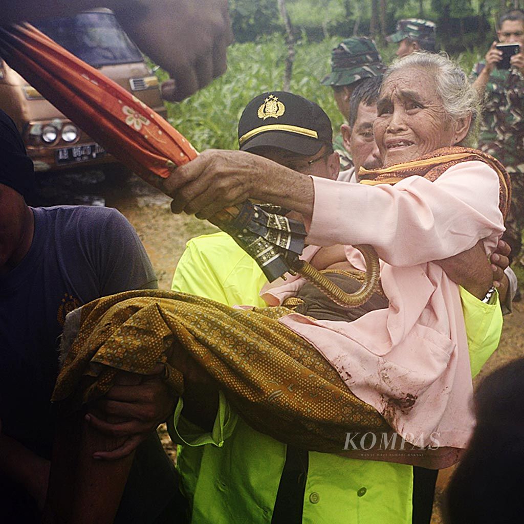 Warga Desa Pacarejo korban banjir dipindahkan ke tempat pengungsian di Balai Desa Pacarejo, Semanu, Kabupaten Gunung Kidul, DI Yogyakarta, Rabu (29/11).
