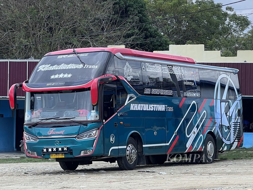 Bus PO Khatulistiwa Trans siap melayani penumpang di Terminal Tipo, Palu, Sulawesi Tengah, Sabtu (1/4/2023).