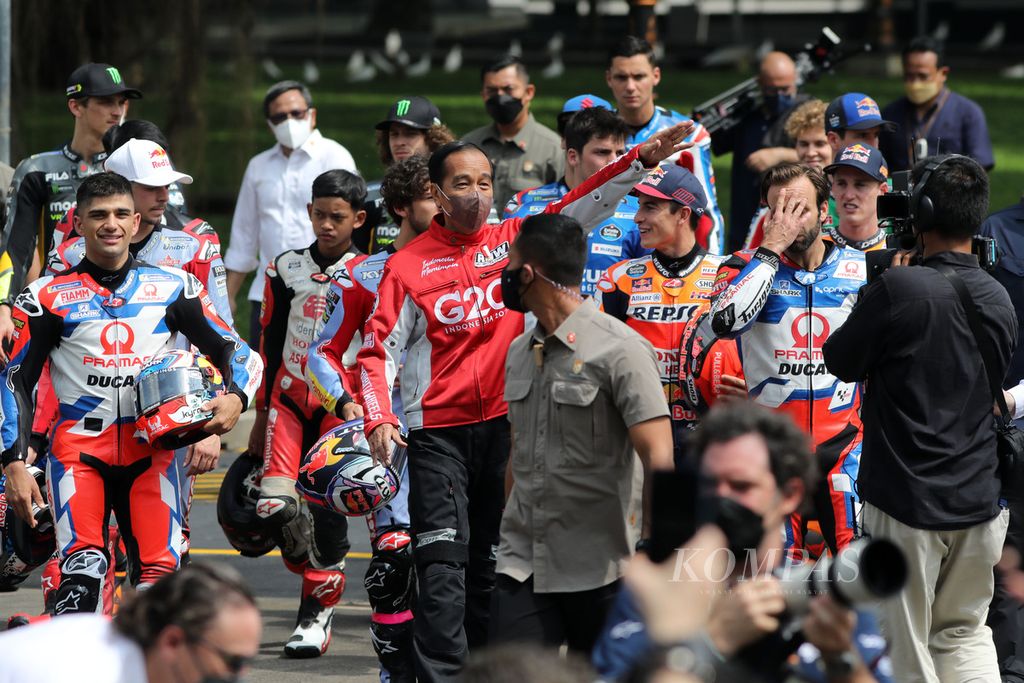 Presiden Joko Widodo bersama para pebalap MotoGP bersiap menuju lokasi pelepasan parade pebalap MotoGP di depan Istana Merdeka, Jakarta, Rabu (16/3/2022).