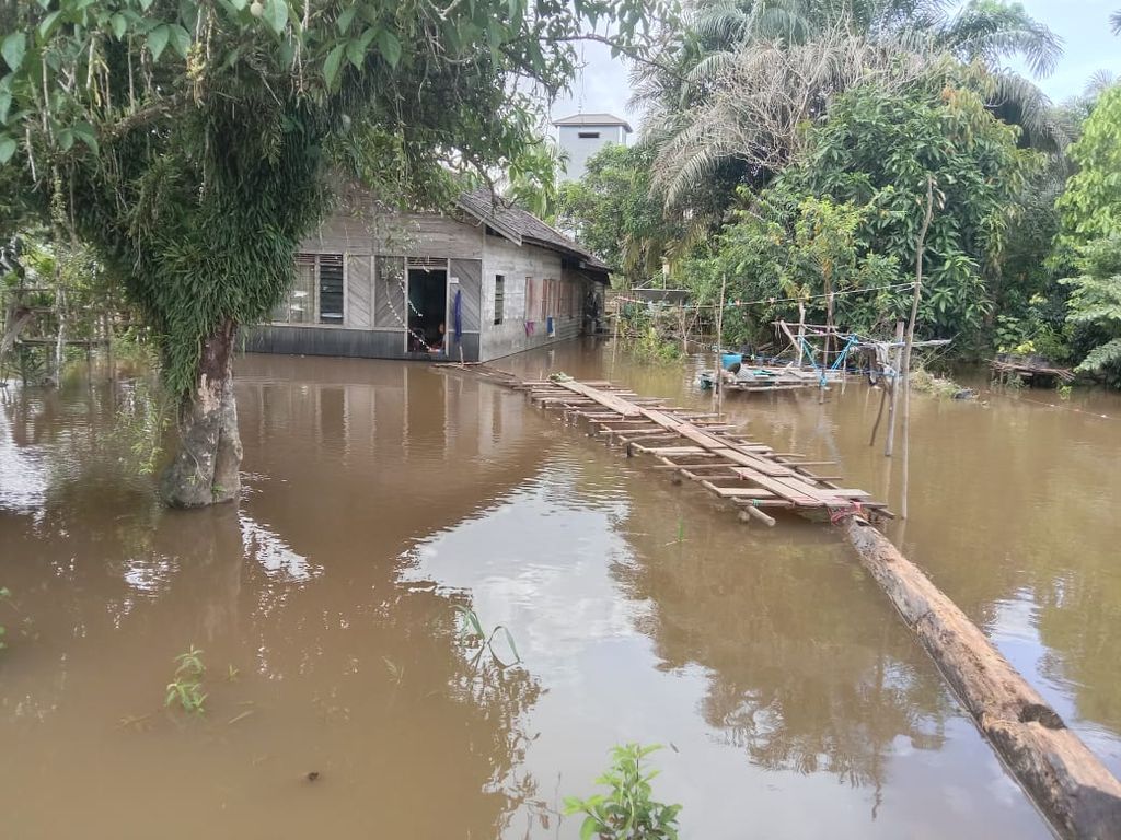 Salah satu rumah yang terendam banjir karena luapan Sungai Katingan, Kalimantan Tengah, Kamis (8/9/2022).