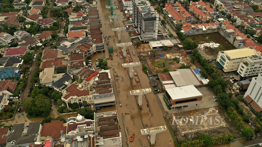 Ilustrasi. Banjir menggenangi Jalan Boulevard Barat Raya di sekitar proyek jalan tol layang dalam kota seksi A ruas Kelapa Gading-Pulo Gebang di Kelapa Gading, Jakarta Utara, Minggu (23/2/2020) pukul 10.00 WIB. 