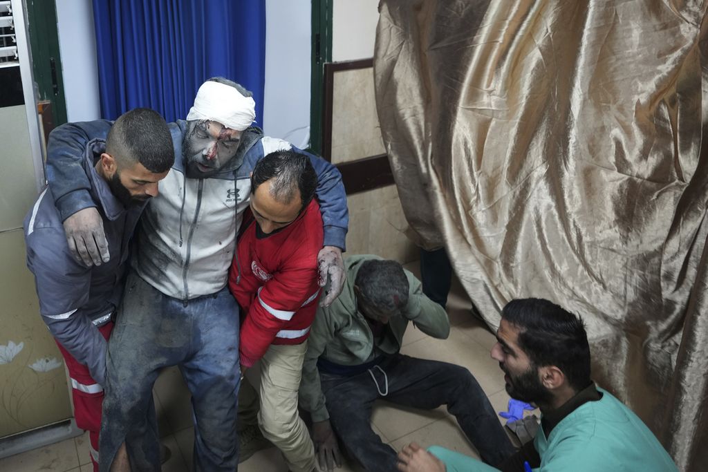 Warga Palestina yang terluka karena serangan bom di Jalur Gaza tengah dirawat di RS Deir al-Balah di Jalur Gaza, Selasa (20/12/2023). Di tengah masih terhambatnya berbagai upaya diplomasi, penderitaan warga Gaza karena serangan Israel semakin berat.