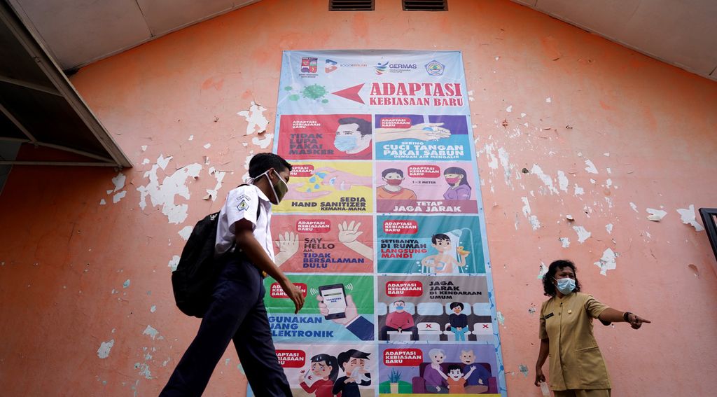 Poster protokol kesehatan yang terpasang di SMP Negeri 15 Kota Bogor, Jawa Barat, ketika pelaksanaan uji coba pembelajaran tatap muka, Senin (31/5/2021). 