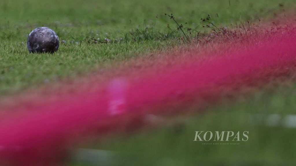 Bola besi yang dilontarkan atlet tolak peluru nasional Eki Febri Ekawati dalam nomor tolak peluru putri PON Papua 2021 di Stadion Atletik Kompleks Olahraga Mimika, Timika, Kabupaten Mimika, Papua, 14 Oktober 2021. 