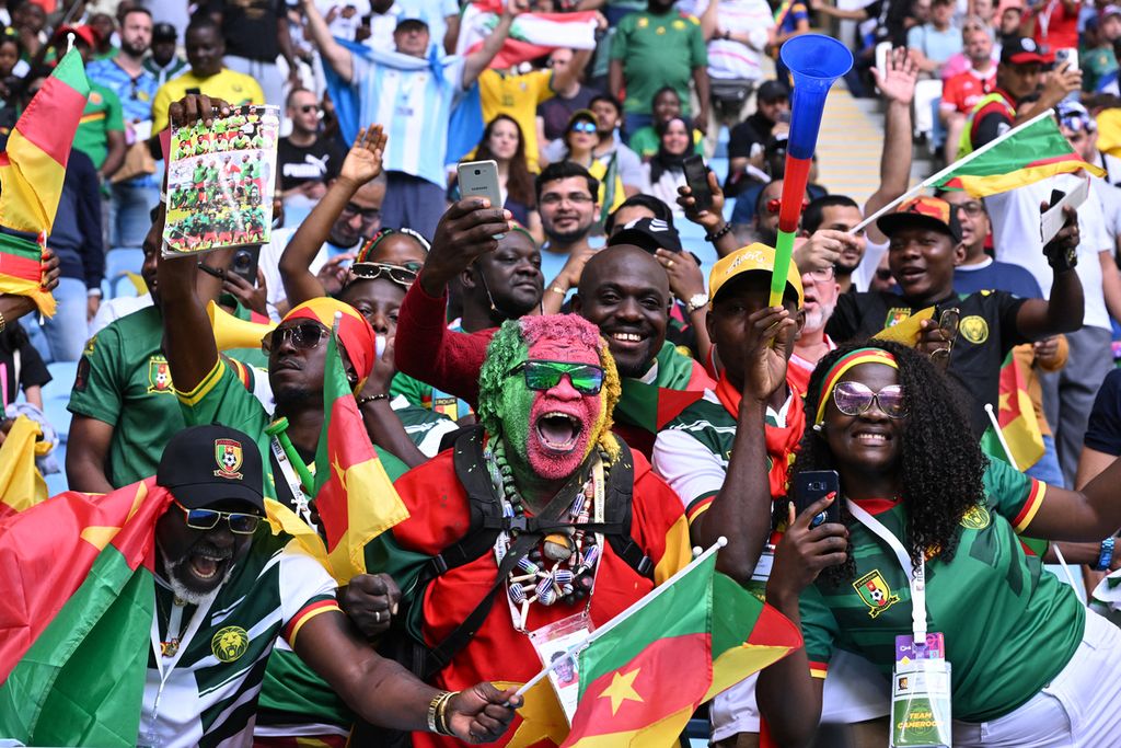  Suporter Kamerun bersemangat mendukung tim nasionalnya dalam pertandingan Grup G Piala Dunia Qatar antara Kamerun dan Serbia di Stadion Al Janoub, Al Wakrah, Senin (28/11/2022).