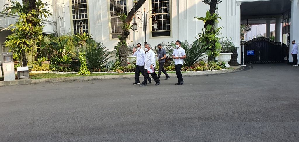 Menteri Perhubungan Budi Karya Sumadi (kiri) dan Menteri Pekerjaan Umum dan Perumahan Rakyat Basuki Hadimuljono berjalan keluar dari Kompleks Istana Kepresidenan seusai mengikuti rapat terbatas terkait IKN di Istana Merdeka, Jakarta, Selasa (23/8/2022).