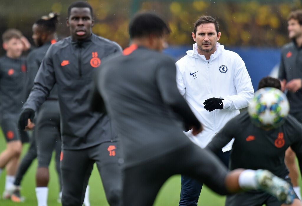 Frank Lampard saat melatih Chelsea pada periode pertama memimpin sesi latihan tim di fasilitas latihan Cobham, Stoke D'Abernon, barat daya London, 4 November 2019, menjelang laga penyisihan grup Liga Champions Eropa melawan Ajax. 