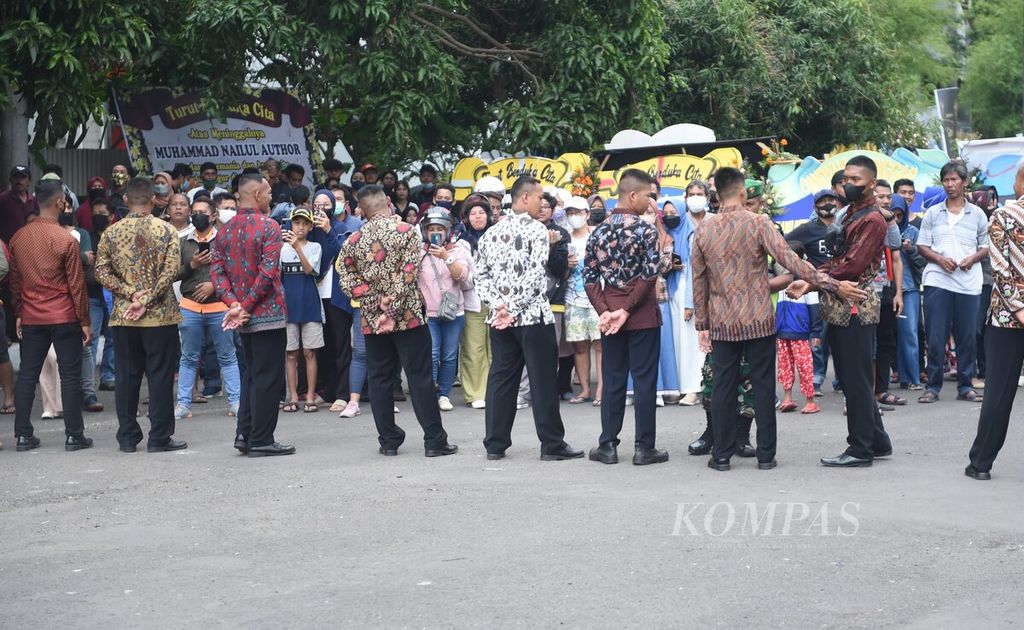 Warga menunggu Presiden Joko Widodo melintas usai melihat kondisi Stadion Kanjuruhan, Kabupaten Malang, Jatim, 5 Oktober 2022. 