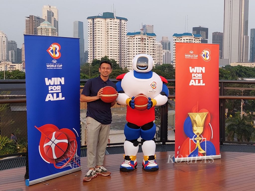 Duta lokal Piala Dunia FIBA 2023, Raffi Ahmad, berfoto bersama dengan maskot robot bernama JIP di Senayan Park, Jakarta, pada Kamis (25/8/2022). Raffi ditunjuk menjadi duta lokal dalam hitung mundur setahun jejang penyelenggaraan.
