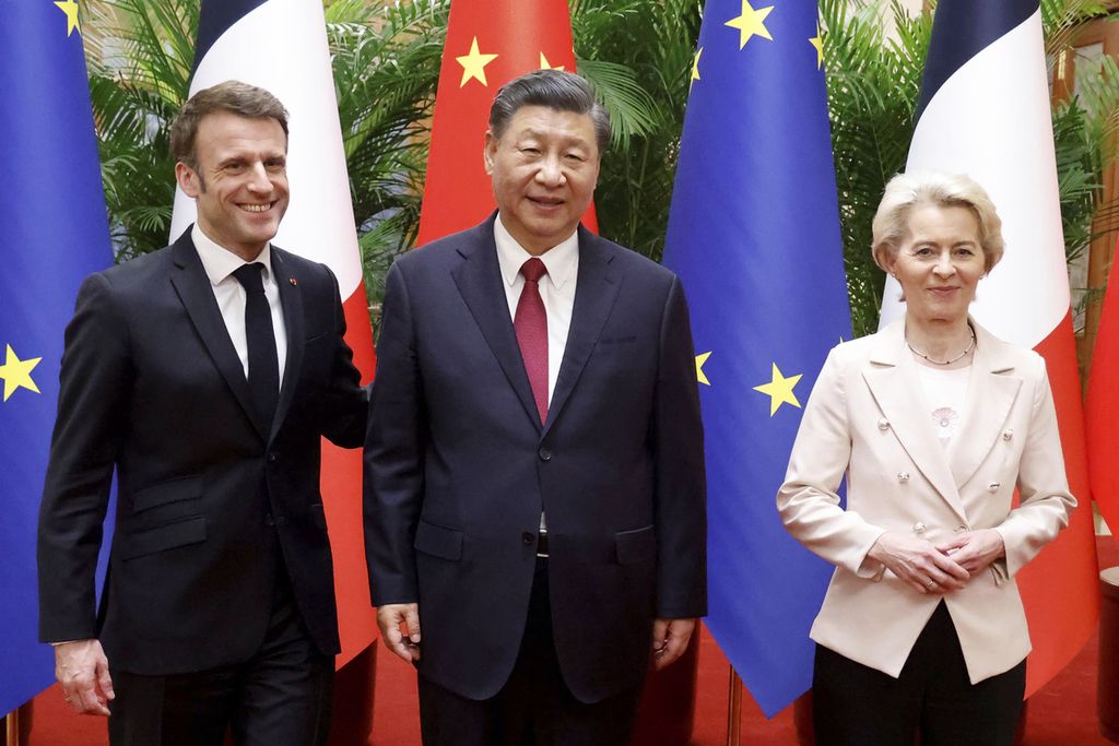 Presiden China Xi Jinping (tengah) menerima Presiden Perancis Emmanuel Macron dan Ketua Komisi Eropa Ursula von der Leyen di Beijing pada April 2023. Pada 13 September 2023, Von der Leyen mengumumkan penyelidikan Uni Eropa terhadap dugaan subsidi yang dikucurkan China pada industri mobil listrik.