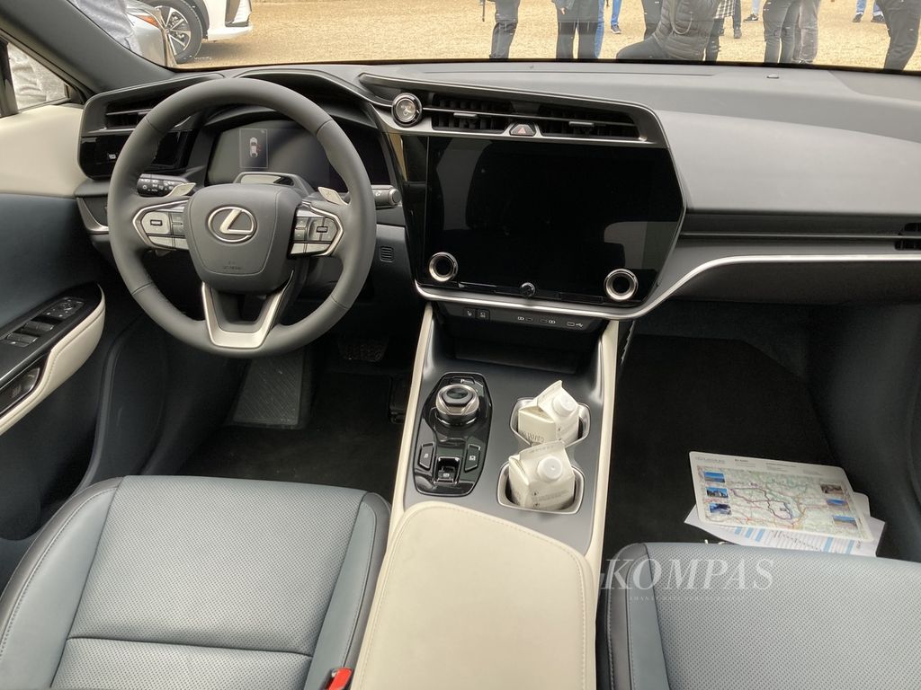 Interior kabin depan Lexus RZ 450e saat diuji di Perancis selatan, Sabtu (26/2/2023).