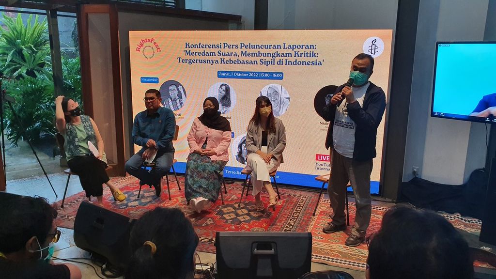 Dosen Universitas Syiah Kuala (Unsyiah), Saiful Mahdi (berdiri), bercerita tentang kasus UU ITE yang menjeratnya karena mengkritik kebijakan kampus, Jumat (7/10/2022) di Jakarta.