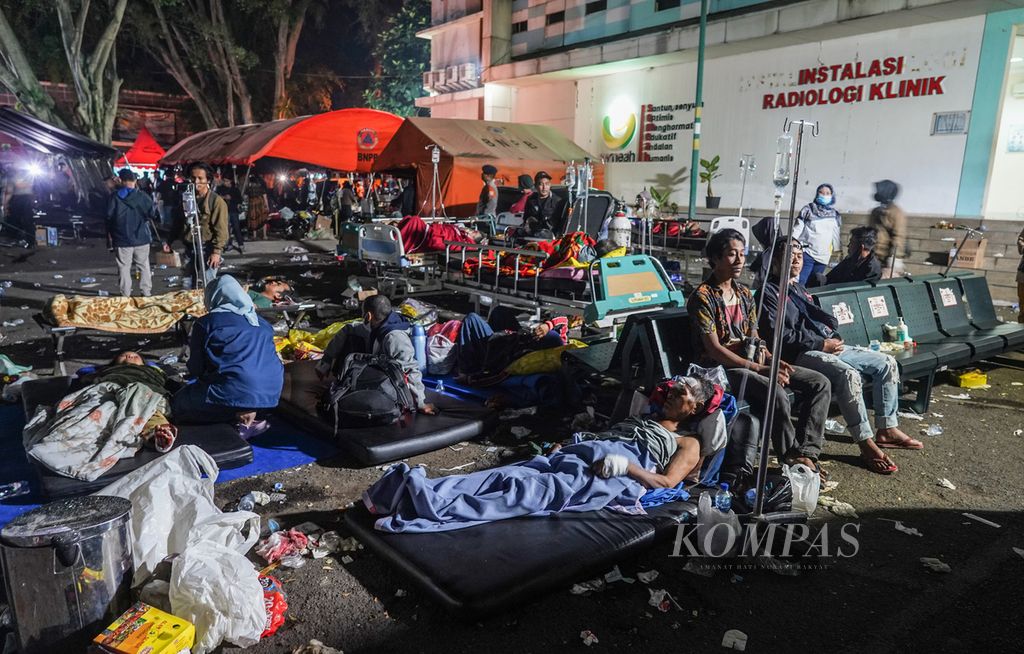  Earthquake victims were treated in the yard of Sayang Hospital, Cianjur, Cianjur Regency, West Java, Monday (21/11/2022). The earthquake with a magnitude of 5.6 on the Richter scale affected a number of places in the Cianjur Regency area. This earthquake caused at least 162 people died and hundreds were injured.