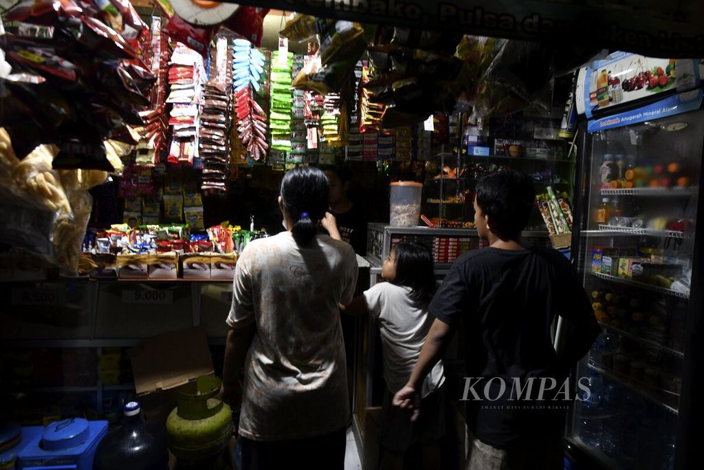 Warga berbelanja di warung madura &quot;Barokah&quot; yang berada di kawasan Grogol Utara, Kebayoran Lama, Jakarta Selatan, Kamis (10/11/2022). 