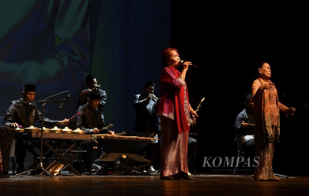 Kelompok kesenian gambang kromong Sinar Baru dari Bogor tampil sebagai pembuka dalam International Ethnic Music Festival di Graha Bhakti Budaya, Taman Ismail Marzuki, Jakarta, Senin (7/11/2022). Festival yang diselenggarakan oleh Komite Musik Dewan Kesenian Jakarta ini kembali digelar secara langsung setelah tahun lalu digelar secara daring. 