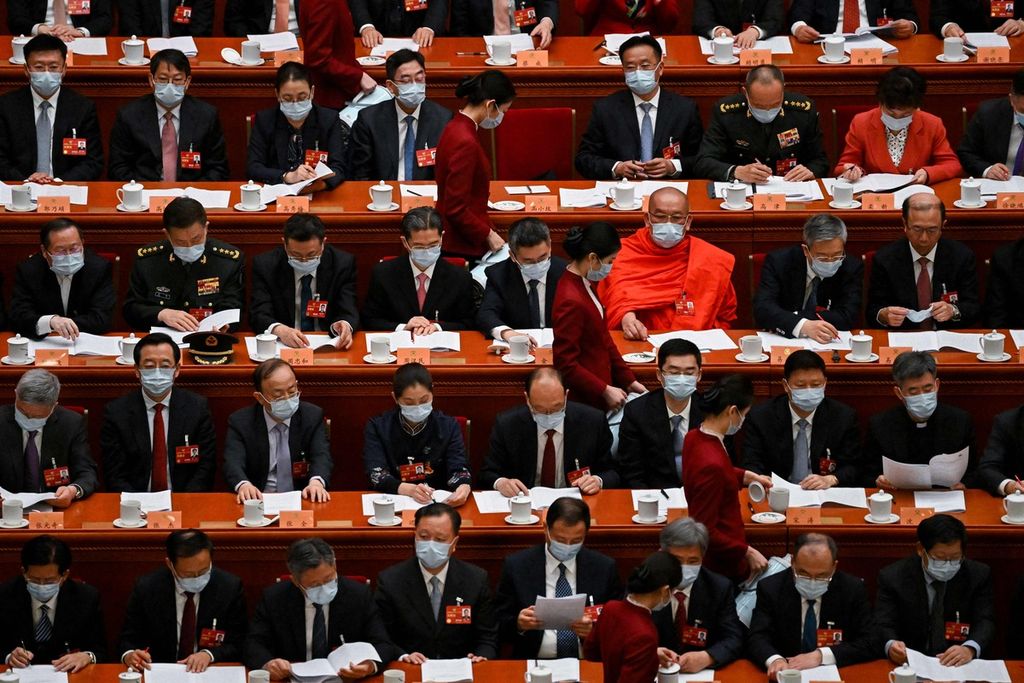Para peserta sidang mendapat hidangan teh saat mengikuti sidang tahunan Kongres Rakyat Nasional di Beijing, China, Sabtu (4/3/2023).   