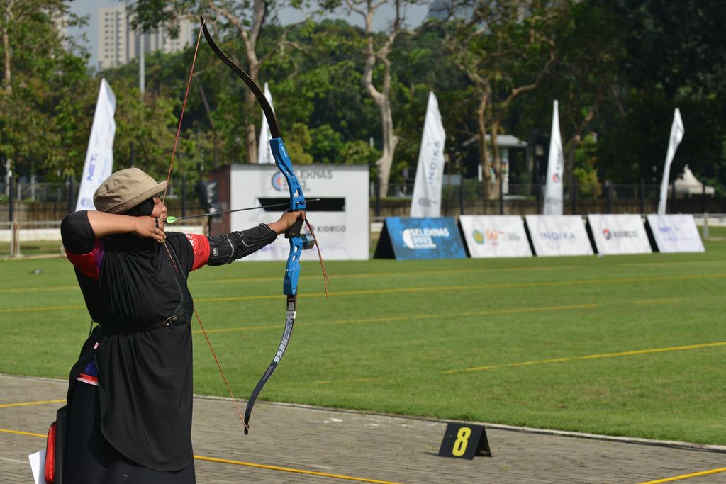 Salah satu pemanah bersiap melepaskan anak panah menuju sasaran dalam ekshibisi <i>barebow archery </i>di Lapangan Panahan Stadion Gelora Bung Karno, Jakarta, Rabu (8/3/2023).