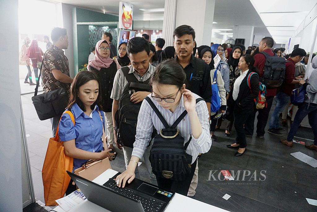 Para pencari kerja sedang mengantre mendaftarkan diri ke lowongan pekerjaan di sebuah perusahaan dalam JOb Fair 2018 pada 22 Maret lalu di Istora Senayan Jakarta.