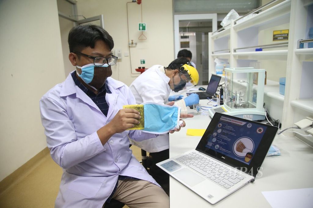 Peneliti dari Lembaga Ilmu Pengetahuan Indonesia (LIPI) membuat purwa rupa masker kain desinfektor lapis tembaga anti Covid-19 di Laboratorium Pusat Penelitian Fisika LIPI, Puspiptek, Tangerang Selatan, Banten, Selasa (2/6/2020).