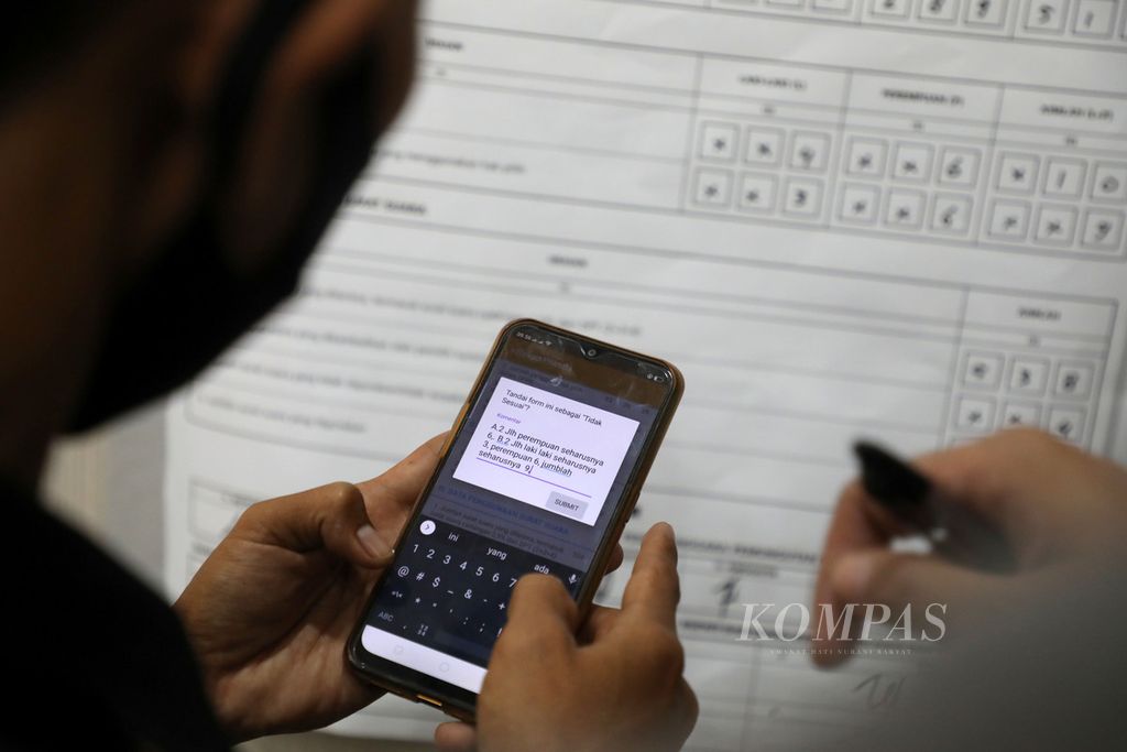 Petugas mencatat masalah yang ditemui saat uji coba Aplikasi Rekapitulasi Elektronik (Sirekap) pada pemilihan tahun 2020 di Kantor Komisi Pemilihan Umum (KPU), Jakarta, Selasa (25/8/2020). Simulasi ini juga sebagai sarana untuk mengetahui kekurangan dan kelemahan aplikasi ini. 
