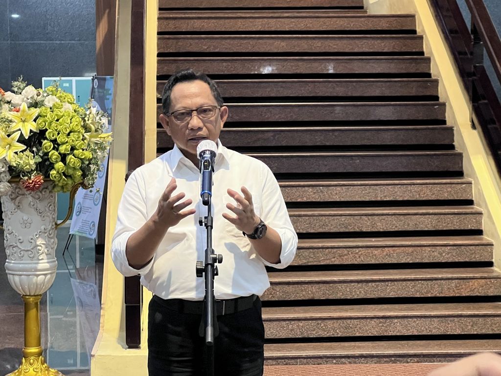 Menteri Dalam Negeri Tito Karnavian menjelaskan soal permintaan agar penegakan hukum menjadi langkah terakhir bagi pemerintah daerah yang bermasalah hukum. Dia mendorong pendampingan lebih didahulukan.