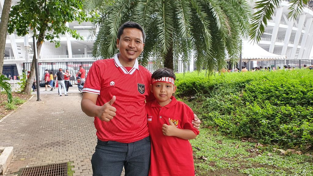 Salah satu penonton, Ceceng (45) datang dari Bogor bersama anaknya yang masih berusia 10 tahun ke Stadion Utama Gelora Bung Karno, Senayan Jakarta, Jumat (23/12/2022) untuk mendukung langsung timnas Indonesia melawan Kamboja di Piala AFF 2022.
