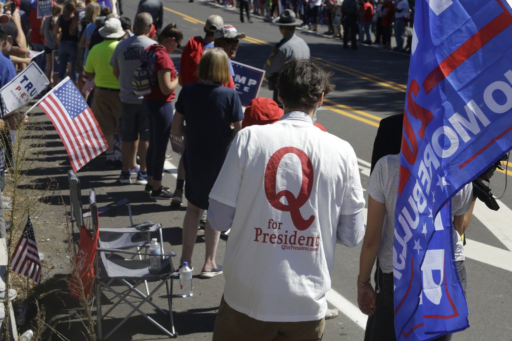 Pengikut kelompok QAnon bersama para pendukung Donald Trump di Pennsylvannia pada Agustus 2020. 