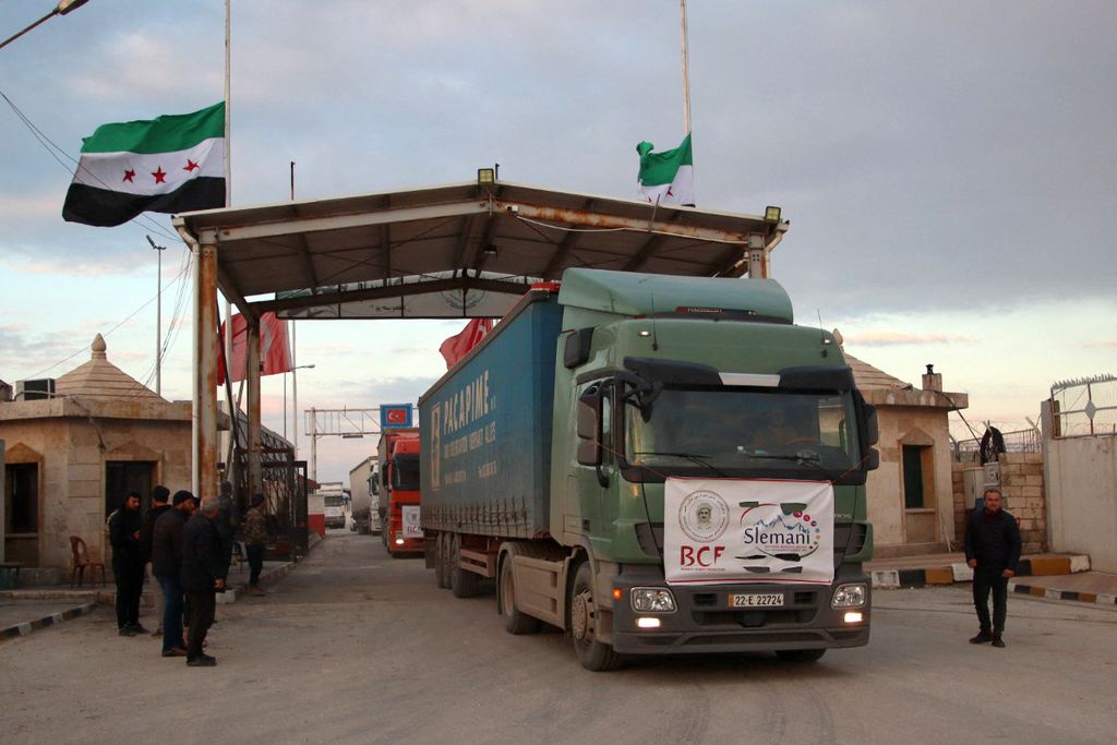 Konvoi truk membawa bantuan kemanusiaan untuk korban gempa yang dikirim oleh organisasi amal Kurdi saat memasuki Suriah melalui pintu penyeberangan Bab al-Salama yang dikuasai kelompok oposisi di Provinsi Aleppo, Suriah utara, 10 Februari 2023. 
