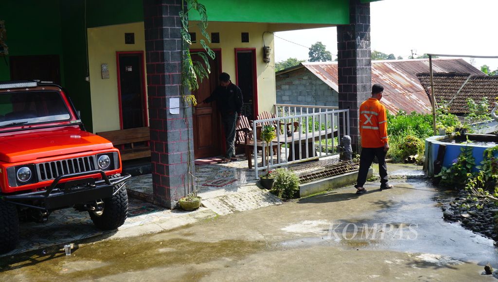 Sejumlah warga melakukan pengecekan rumah milik penganut agama Hindu dalam perayaan Nyepi, di Pedukuhan Jlono, Desa Kemuning, Kecamatan Ngargoyoso, Kabupaten Karanganyar, Jawa Tengah, Rabu (22/3/2023). 
