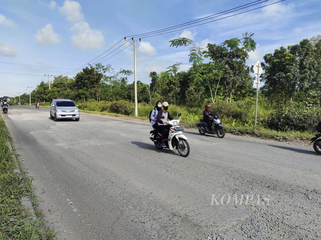 Kondisi jalan menuju Gerbang Tol Itera Kotabaru, Kabupaten Lampung Selatan, Lampung, pada Selasa (4/4/2023).