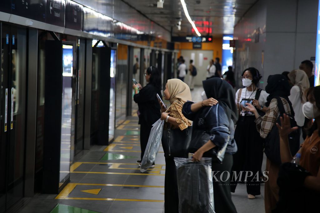 Calon penumpang MRT Jakarta menunggu kedatangan kereta di Stasiun Dukuh Atas, Jakarta, Kamis (22/6/2023). Pada Ulang Tahun Ke-496 Kota Jakarta, para penumpang angkutan umum transjakarta, LRT, dan MRT hanya dikenakan tarif Rp 1. 