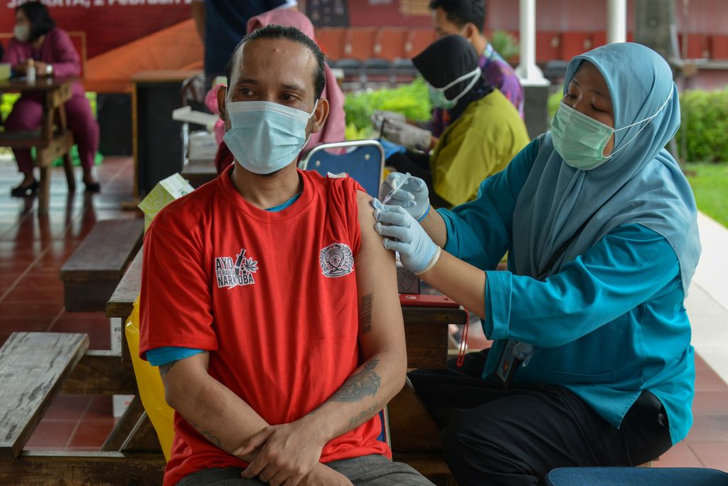 Seorang tenaga kesehatan menyuntikan vaksin Covid-19 ke salah seorang warga binaan Rumah Tahanan Kelas 1 Cipinang, Jakarta Timur, Kamis (2/2/2023).