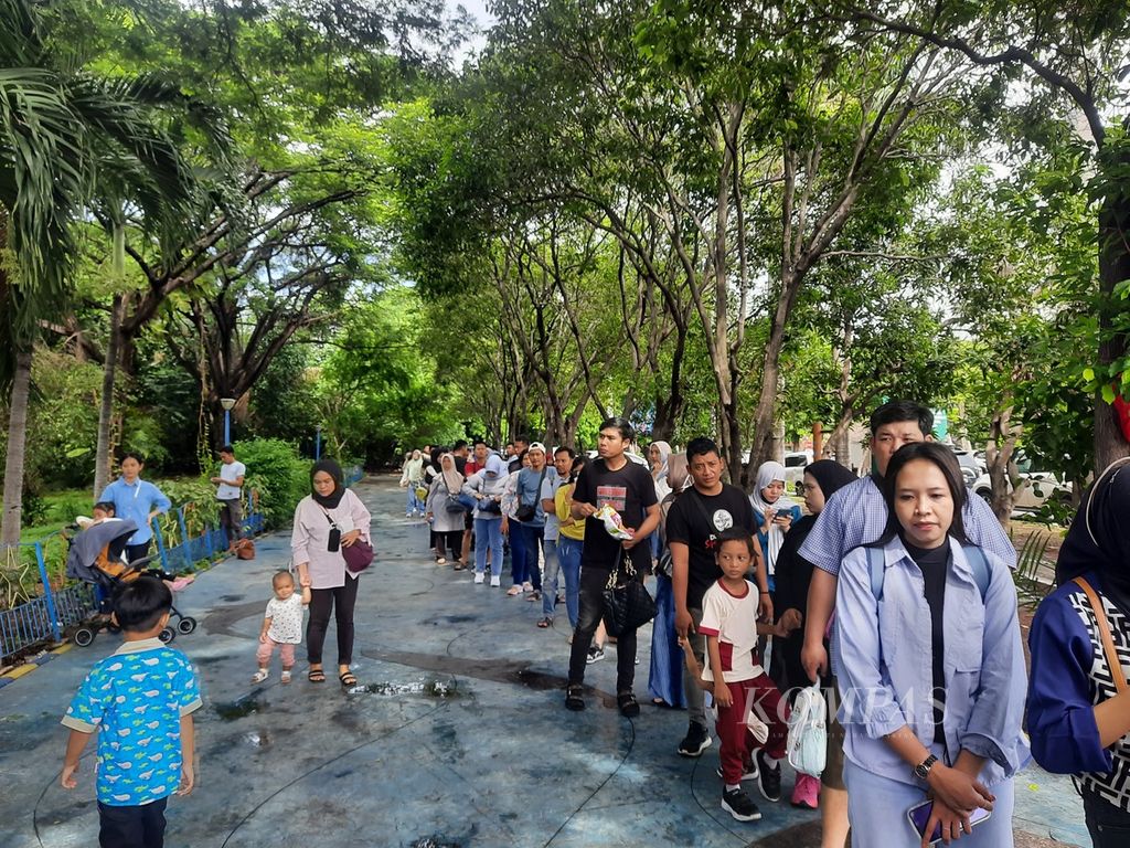 Para pengunjung rela mengantre demi membeli tiket Sea World dengan potongan harga 50 persen di Taman Impian Jaya Ancol, Jakarta, Rabu (14/2/2024). Antrean mengular hingga lebih dari 100 meter. KOMPAS/YOSEPHA DEBRINA R PUSPARISA 14/2/2024