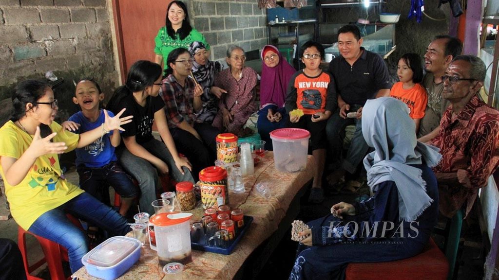 Sanak famili yang beragama Katolik bersilaturahim ke rumah Aroh yang beragama Islam di Kampung Sawah, Kecamatan Pondok Melati, Kota Bekasi, Jabar, saat Idul Fitri, 6 Juli 2016. 