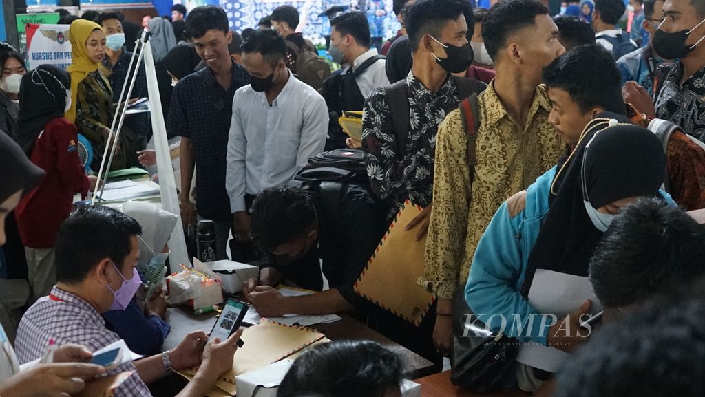 Para pencari kerja berkumpul di Aula SMK Negeri 2 Palembang menghadiri pameran bursa kerja, Selasa (18/10/2022). Dalam pameran tersebut, ada 30 perusahaan teknologi dan non teknologi, yang membuka sekitar 1.000 lowongan kerja. Adapun jumlah pencari kerja mencapai 5.000 orang.