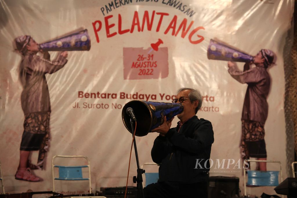 Ketua Padmaditya Didi Sumarsidi membuka pameran bertajuk ”Pelantang” di Bentara Budaya Yogyakarta, Yogyakarta, Jumat (26/8/2022). 
