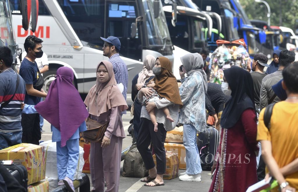 Penumpang menunggu keberangkatan bus antarkota antarprovinsi (AKAP) di Terminal Bus Poris Plawad, Tangerang, Banten (9/4/2023). Dua pekan menjelang Idul Fitri, warga yang merantau di Jakarta dan sekitarnya mulai melakukan mudik ke kampung halaman. 