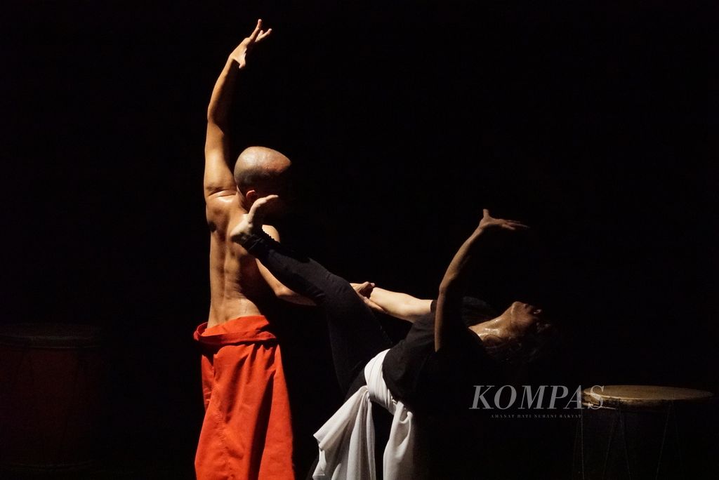 Nan Jombang Dance Company yang dipimpin koreografer Ery Mefri memainkan karya berjudul ”Asok dari Tungku” dalam latihan di Gedung Manti Menuik, Ladang Tari Nan Jombang, Kota Padang, Sumatera Barat, Sabtu (20/7/2024) malam. 