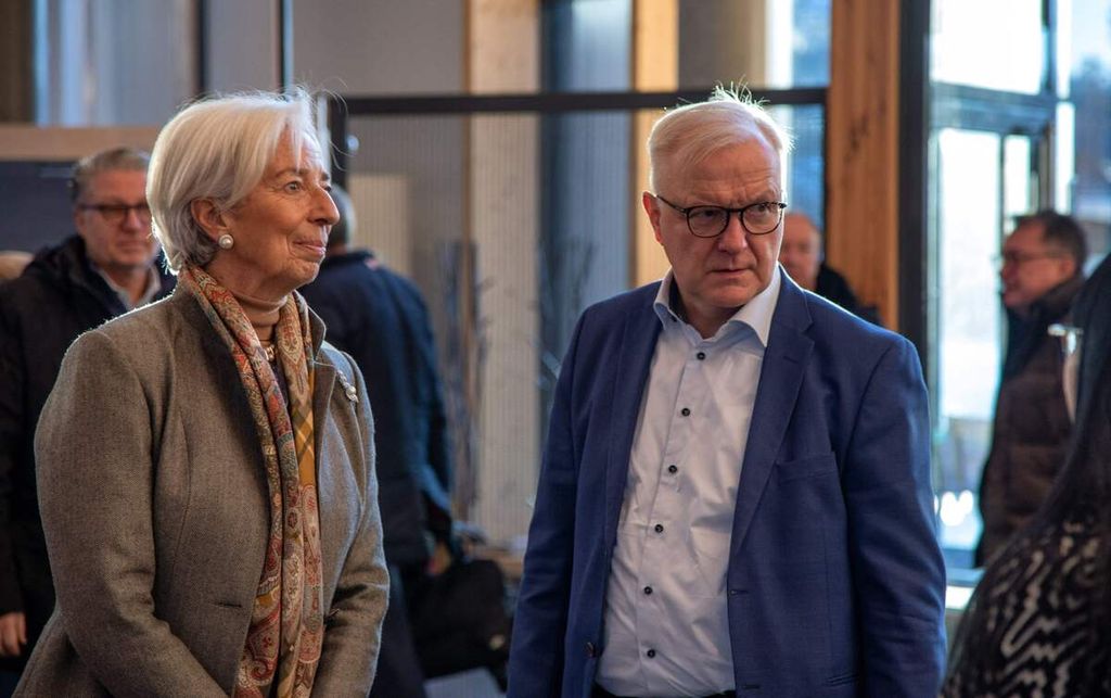 Presiden European Central Bank (ECB) Christine Lagarde (kiri) dan Gubernur Bank Finlandia Olli Rehn menghadiri pertemuan Dewan Pengurus Bank Sentral Eropa di Finlandia, 22 Februari 2023.  