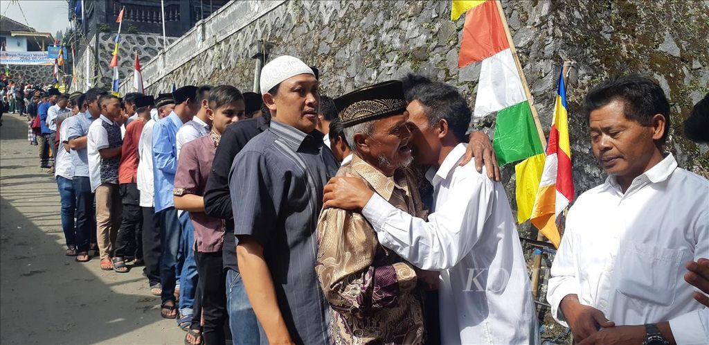 Warga Dusun Thekelan, Desa Batur, Kecamatan Getasan, Kabupaten Semarang, Jawa Tengah, yang beragama Islam, Kristen, dan Katolik memberi ucapan selamat Hari Raya Waisak kepada para pemeluk agama Buddha, Minggu (19/5/2019). Acara itu berlangsung haru karena juga menjadi ajang bermaaf-maafan.