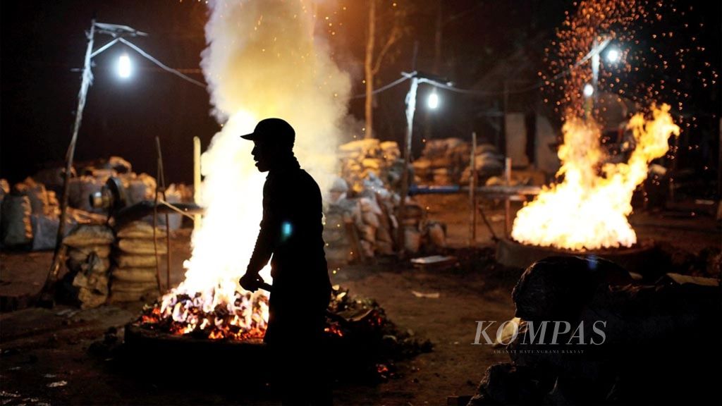 Pekerja membakar aki bekas untuk diambil timbalnya di Desa Jayabaya, Parung Panjang, Bogor, Jawa Barat, Jumat (3/8/2018) dini hari. Pembakaran limbah B3 tersebut dilakukan pada malam hari dan di tengah kebun karena merupakan kegiatan ilegal.