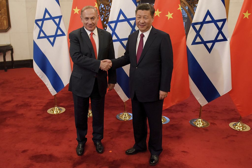 Perdana Menteri Israel Benjamin Netanyahu berjabat tangan dengan Presiden China Xi Jinping usai menggelar pembicaraan empat mata di Beijing, China, 21 Maret 2017.