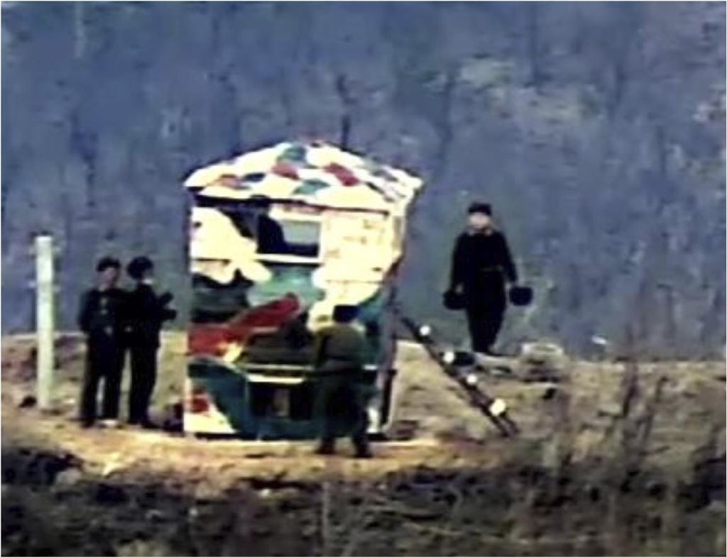 Foto yang tidak diketahui tanggal pengambilannya ini dirilis Kementerian Pertahanan Korea Selatan, Senin (27/11/2023). Foto itu menunjukkan tentara Korea Utara yang membangun kembali pos penjagaan di Zone Demiliterisasi (DMZ) di wilayah Korea Utara.   