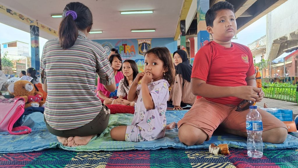 Keadaan pengungsi di Ruang Publik Terpadu Ramah Anak Patimura, Pademangan Timur, Jakarta Utara, Minggu (23/10/2022). Terdapat 93 warga yang masih mengungsi. Dari jumlah itu, sebanyak 54 merupakan orang dewasa, 27 anak-anak, 1 ibu hamil, dan 1 anak penyandang disabilitas.