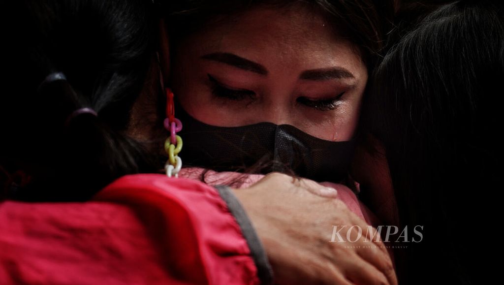 Seorang ibu menangis haru dan memeluk anaknya seusai kegiatan pencucian kaki ibu yang menjadi bagian rangkaian menjelang perayaan Cap Go Meh di Wihara Dhanagun (Hok Tek Bio), Kota Bogor, Jawa Barat, Sabtu (28/1/2023). 
