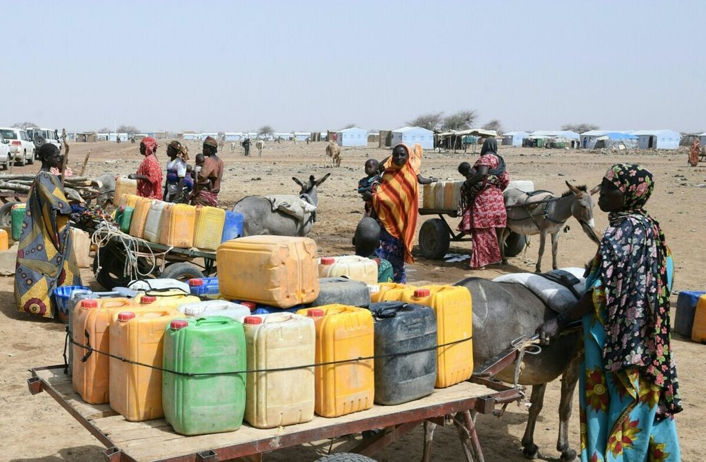 Para pengungsi Mali menumpulkan air bersih di dekat perbatasan dengan Burkina Faso, Afrika, Maret 2021 lalu. Mereka melarikan diri dari tempat tinggalnya karena ancaman kelompok jihad bersenjata. 