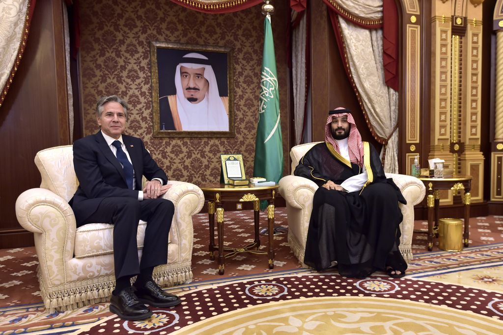 Menteri Luar Negeri AS Antony Blinken menemui Putra Mahkota Arab Saudi Pangeran Mohammed bin Salman dalam pertemuan di Jeddah, Arab Saudi, Rabu (7/6/2023). Blinken antara lain membahas potensi pengakuan kedaulatan Israel oleh Arab Saudi.