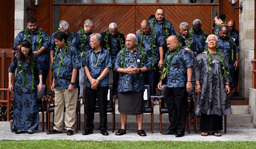Para pemimpin negara bersiap untuk foto bersama pada Forum Kepulauan Pasifik (PIF) di Suva, Fiji, 14 Juli 2022.